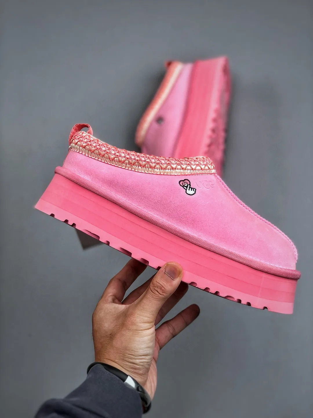 Local self-pickup💰560 supports store placement. The top version on the market. UGG Tazz ethnic style thick-soled women's model. Xiaohongshu's hot model. Produced by a major foreign trade factory in Guangzhou. From toe to insole, genuine sheep fur. Independent outer box packaging. Chip. With waterproof technology. Differentiating from any version on the market. 5cm thick sole. Independently developed original outsole. Cashmere insole. Keep warm when going out in winter. It is a very suitable choice for home use. In the new year, uug has launched a style series, which is partially biased towards the preferences of young consumers. It has also moved to the forefront of fashion trends. Shoe body material. Water-repellent coated suede upper. 17mm UGGPURE™ implanted wool insole. Lightweight non-slip and comfortable rubber outsole. With brand LOGO. With full packaging. Size: 35-40
